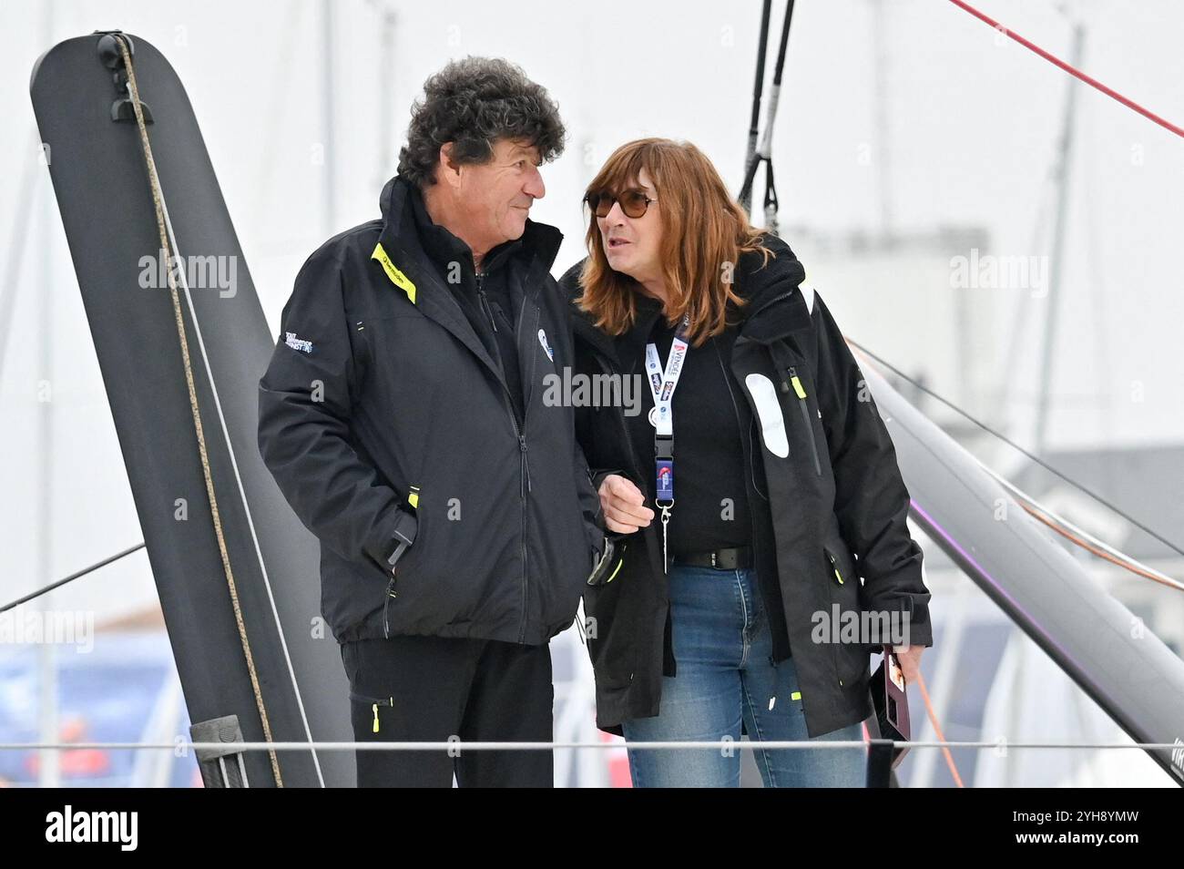 Jean Le Cam und seine Frau bei der Abreise der Vendee Globe 2024 in Les Sables-d’Olonne am 10. November 2024. Foto: Tomas Stevens/ABACAPRESS. COM Credit: Abaca Press/Alamy Live News Stockfoto