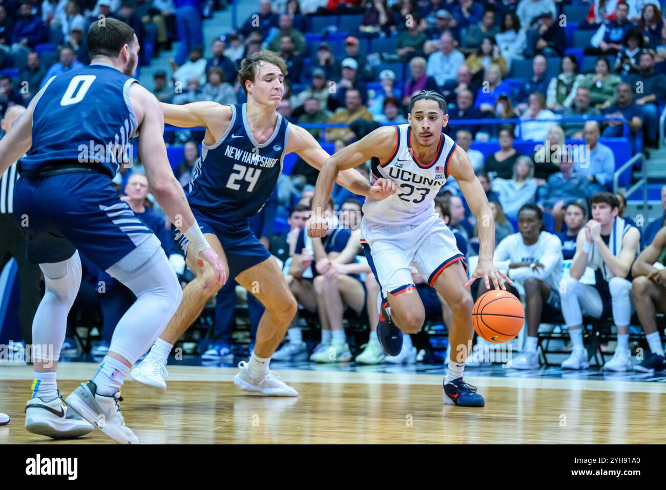 Hartford, Connecticut, USA. November 2024. JAYDEN ROSS F 23 DER UCONN HUSKIES während des NCAA Basketballspiels zwischen New Hampshire Wildcats im UConn Huskies (3) im ZL Center in Hartford CT (Credit Image: © James Patrick Cooper/ZUMA Press Wire) NUR REDAKTIONELLE VERWENDUNG! Nicht für kommerzielle ZWECKE! Stockfoto