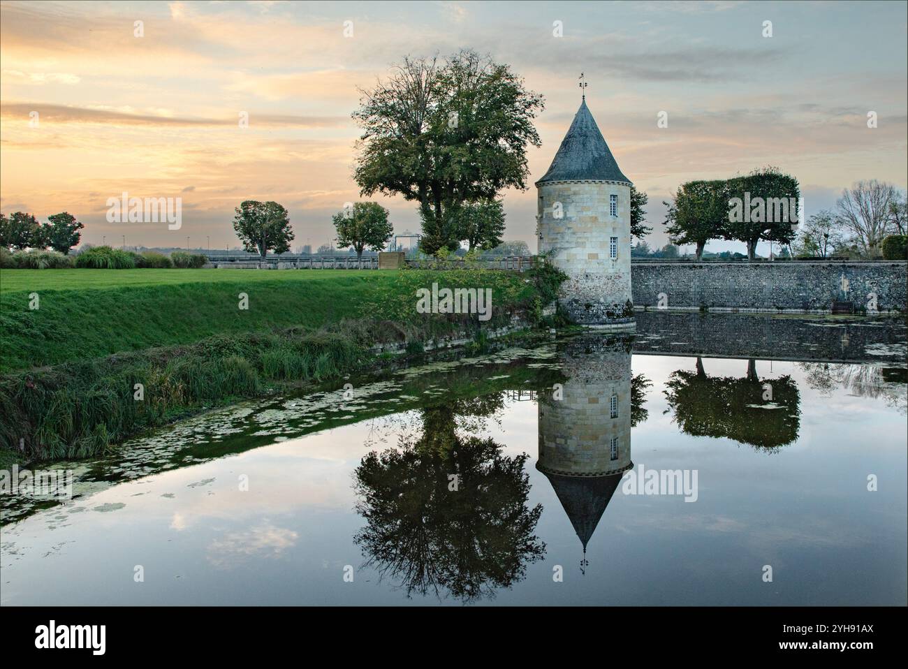 Sully-Sur-loire, Loriet, Loire-Tal, Frankreich - 5. November 2024 - Schloss von Sully-Sur-Loire der Turm, der das Torhaus darstellt, das sich im Th spiegelt Stockfoto