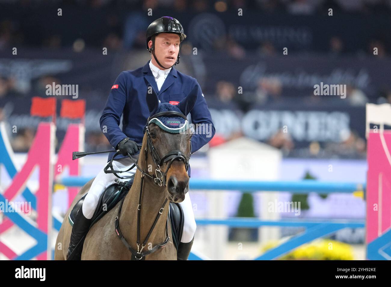 Verona, Italien. November 2024. Mario Stevens fuhr Starissa FRH in Aktion während des CSI5*- W Longines FEI Jumping World Cup 2024 Gran Prix, präsentiert von KASK, im Pala Fimauto am 10. November 2024 in Verona, Italien. Quelle: Roberto Tommasini/Alamy Live News Stockfoto