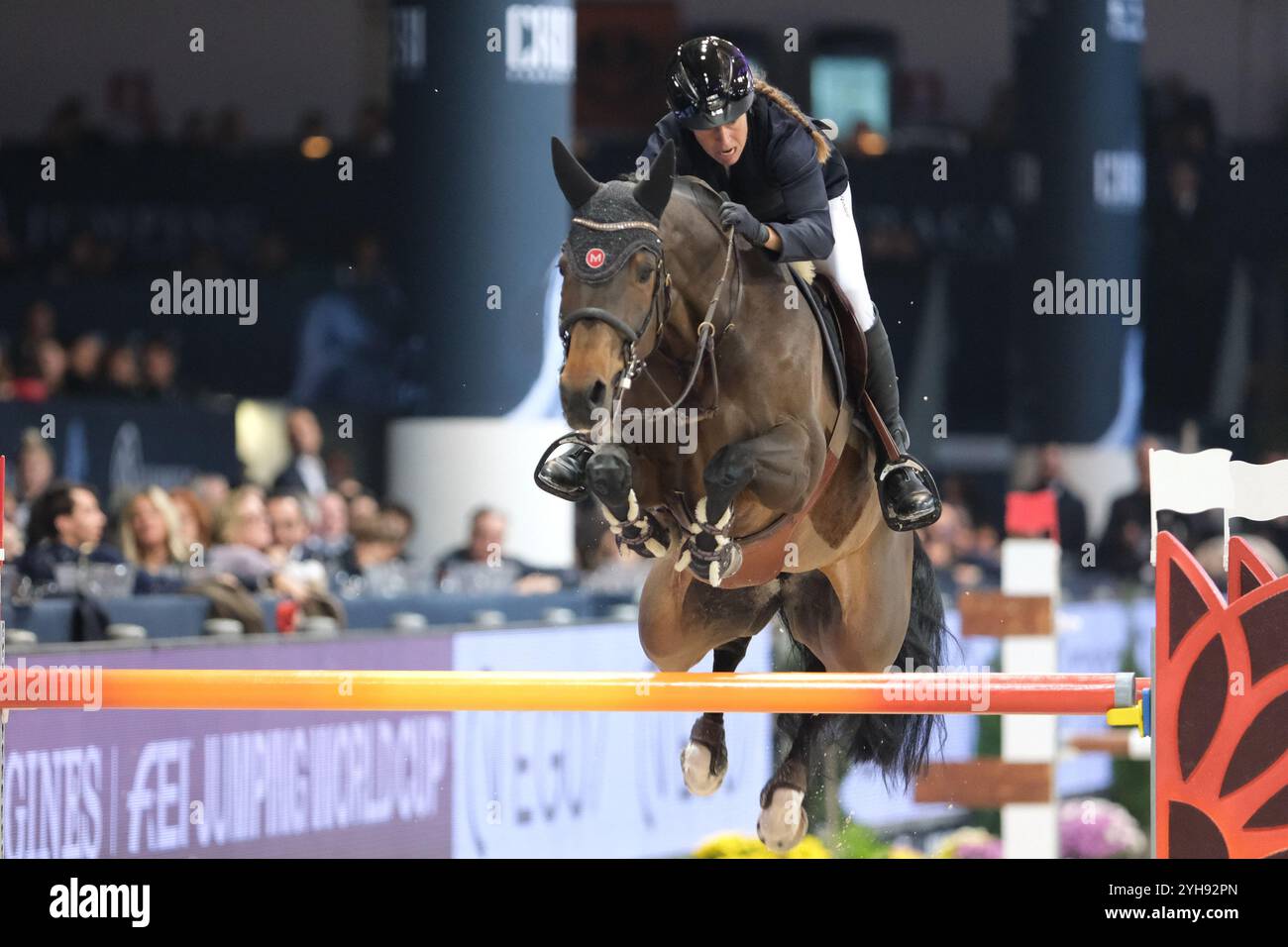 Verona, Italien. November 2024. Barbara Schnieper reitet Canice in Aktion während des CSI5*- W Longines FEI Jumping World Cup 2024 Gran Prix, präsentiert von KASK, im Pala Fimauto am 10. November 2024 in Verona, Italien. Quelle: Roberto Tommasini/Alamy Live News Stockfoto