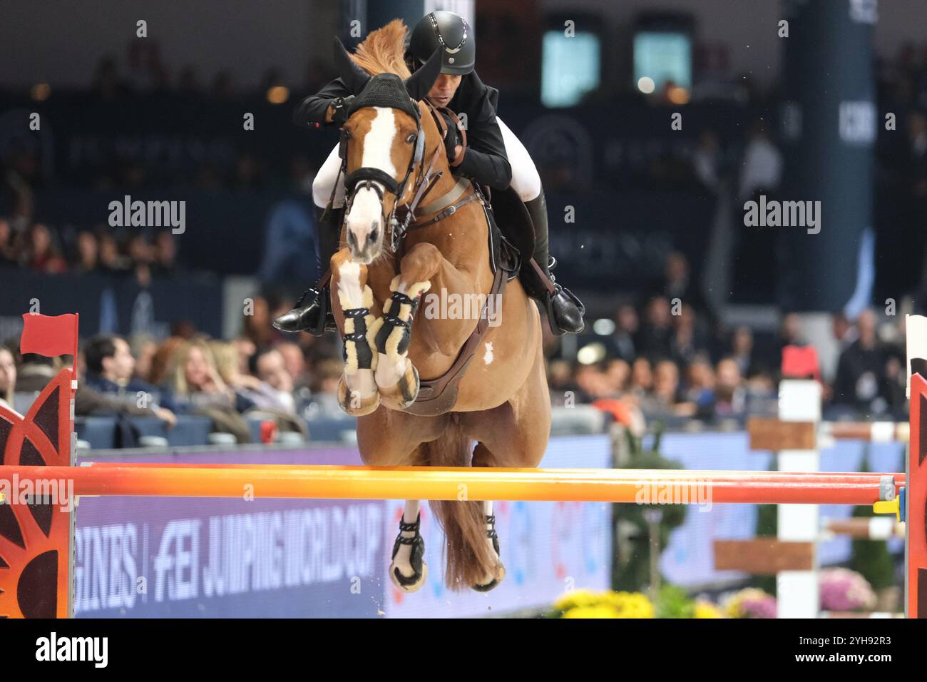 Verona, Italien. November 2024. Eduardo Alvarez Aznar Riding Legend in Aktion während des CSI5*- W Longines FEI Jumping World Cup 2024 Gran Prix präsentiert von KASK, im Pala Fimauto am 10. November 2024 in Verona, Italien. Quelle: Roberto Tommasini/Alamy Live News Stockfoto