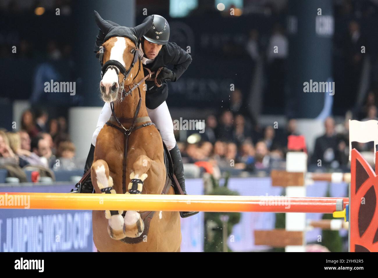 Verona, Italien. November 2024. Eduardo Alvarez Aznar Riding Legend in Aktion während des CSI5*- W Longines FEI Jumping World Cup 2024 Gran Prix präsentiert von KASK, im Pala Fimauto am 10. November 2024 in Verona, Italien. Quelle: Roberto Tommasini/Alamy Live News Stockfoto