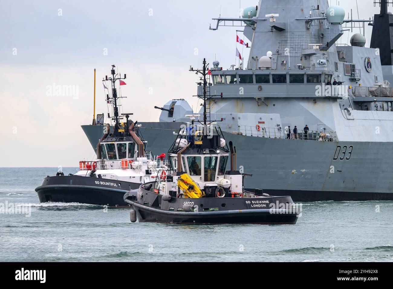 Die Serco schleppt SD Bountiful und SD Suzanne und unterstützt den Royal Navy Type 45 Zerstörer HMS Dauntless. Stockfoto