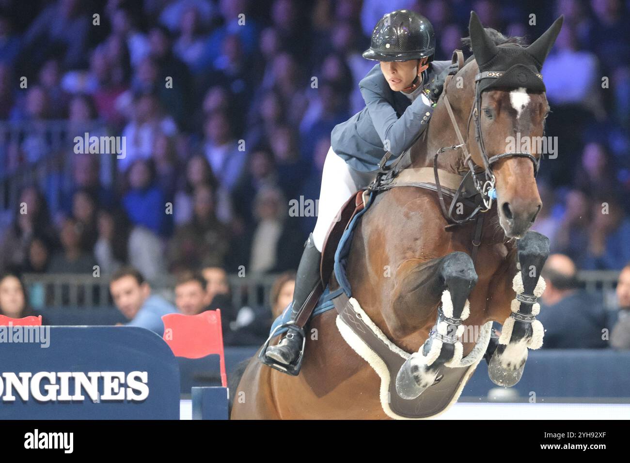 Verona, Italien. November 2024. Jennifer Hochstaedter reitet Golden Lady in Aktion während des CSI5*- W Longines FEI Jumping World Cup 2024 Gran Prix, präsentiert von KASK, im Pala Fimauto am 10. November 2024 in Verona, Italien. Quelle: Roberto Tommasini/Alamy Live News Stockfoto