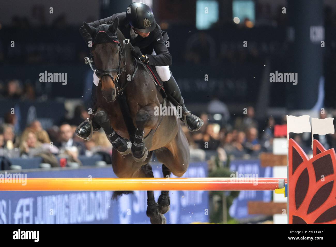 Verona, Italien. November 2024. Alain Jufer fuhr Dante MM in Aktion während des CSI5*- W Longines FEI Jumping World Cup 2024 Gran Prix, präsentiert von KASK, im Pala Fimauto am 10. November 2024 in Verona, Italien. Quelle: Roberto Tommasini/Alamy Live News Stockfoto