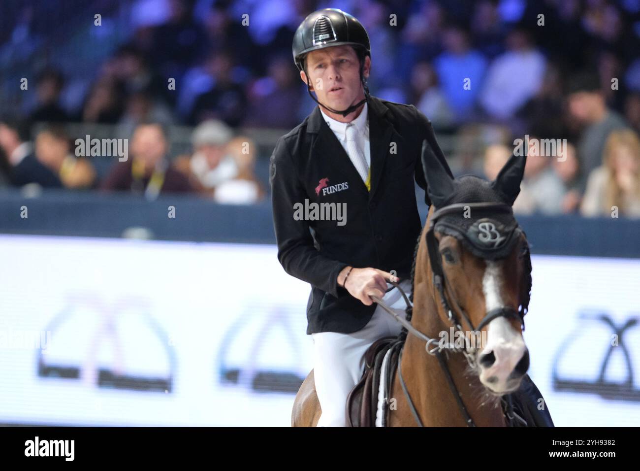 Verona, Italien. November 2024. Scott Brash reitet Hello Jefferson in Aktion während des CSI5*- W Longines FEI Jumping World Cup 2024 Gran Prix, präsentiert von KASK, im Pala Fimauto am 10. November 2024 in Verona, Italien. Quelle: Roberto Tommasini/Alamy Live News Stockfoto