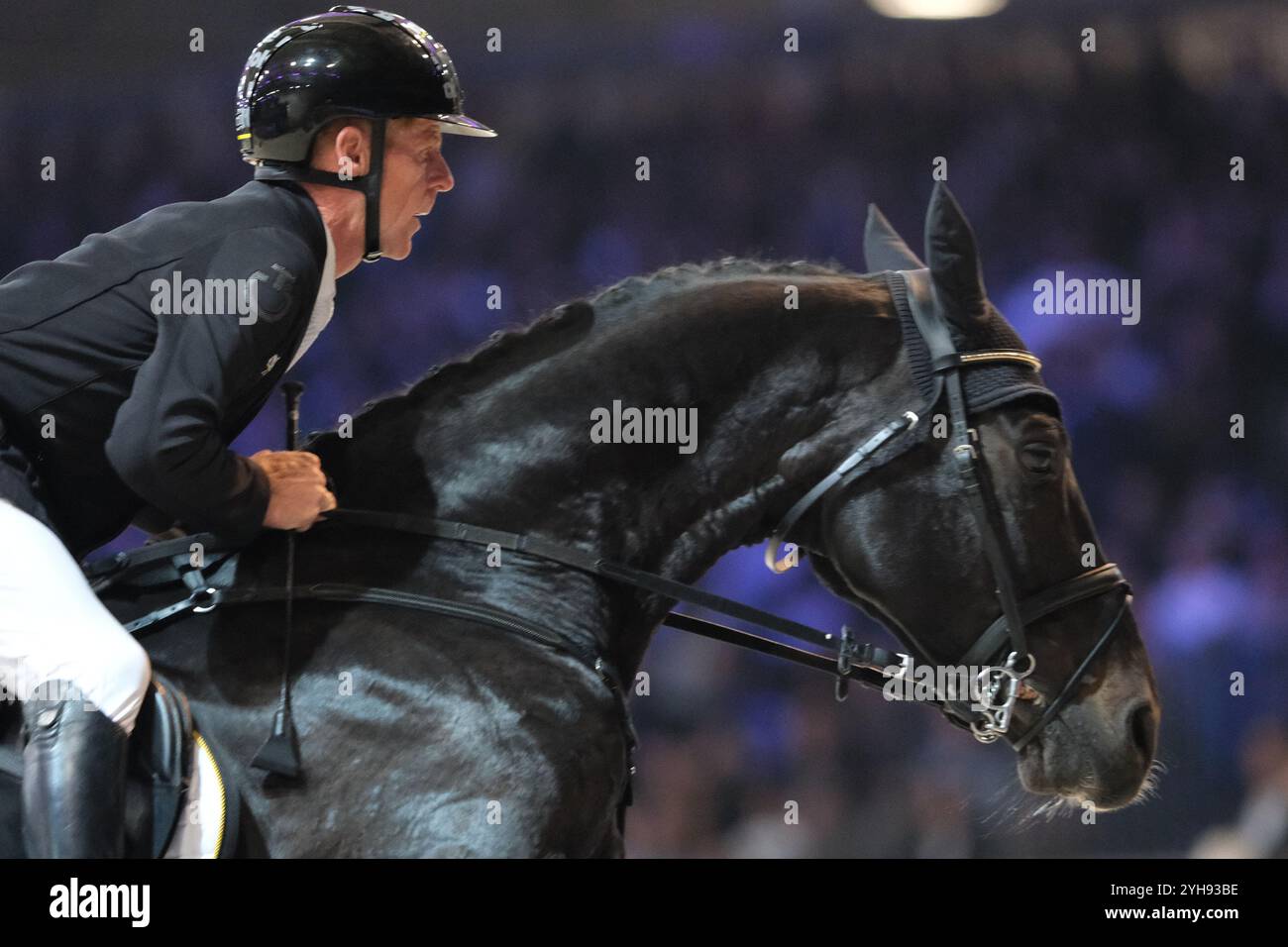 Verona, Italien. November 2024. Marcus Ehning fuhr Coolio 42 in Aktion während des CSI5*- W Longines FEI Jumping World Cup 2024 Gran Prix, präsentiert von KASK, im Pala Fimauto am 10. November 2024 in Verona, Italien. Quelle: Roberto Tommasini/Alamy Live News Stockfoto