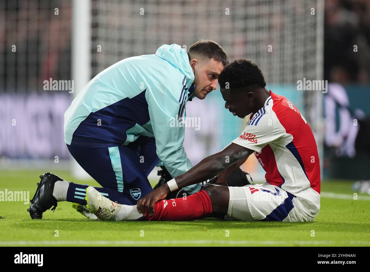 Arsenals Bukayo Saka (rechts) wird von medizinischem Personal behandelt, nachdem er während des Premier League-Spiels in Stamford Bridge, London, verletzt wurde. Bilddatum: Sonntag, 10. November 2024. Stockfoto