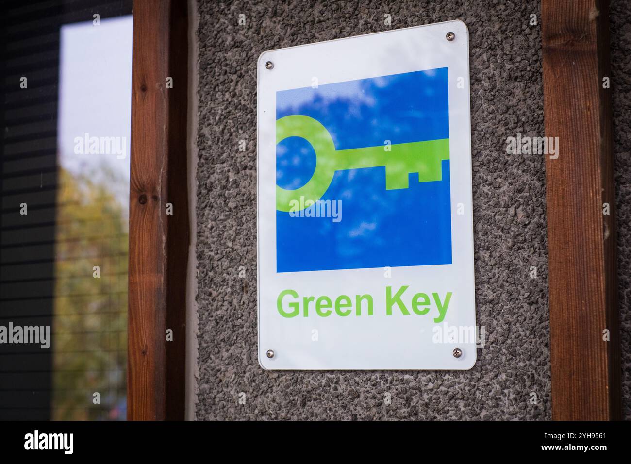 Pärnu, Estland - 27. Oktober 2024: Schild mit grünem Schlüsselzertifikat an der Hotelwand. Stockfoto