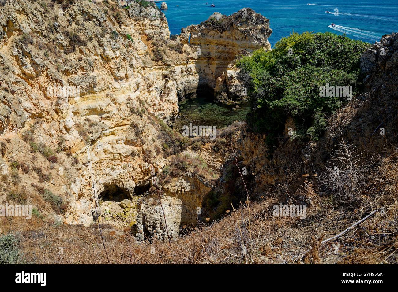 Dramatische Klippen und natürliche Bögen, die vom Meer in Ponta da Piedade in Lagos gemeißelt wurden Stockfoto