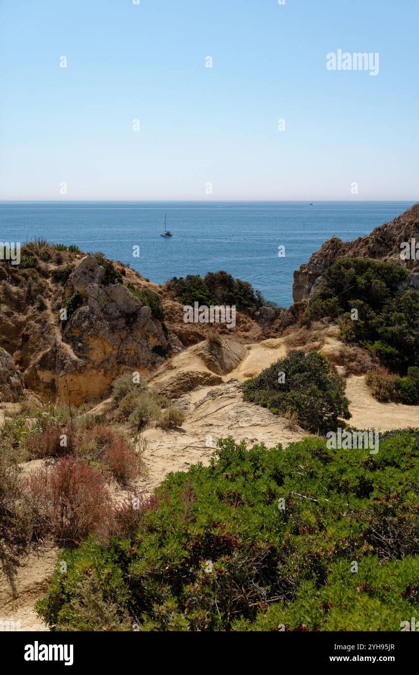 Unebene Küstenwege in Ponta da Piedade in Lagos mit Blick auf den atlantik und zerklüftete Klippen Stockfoto