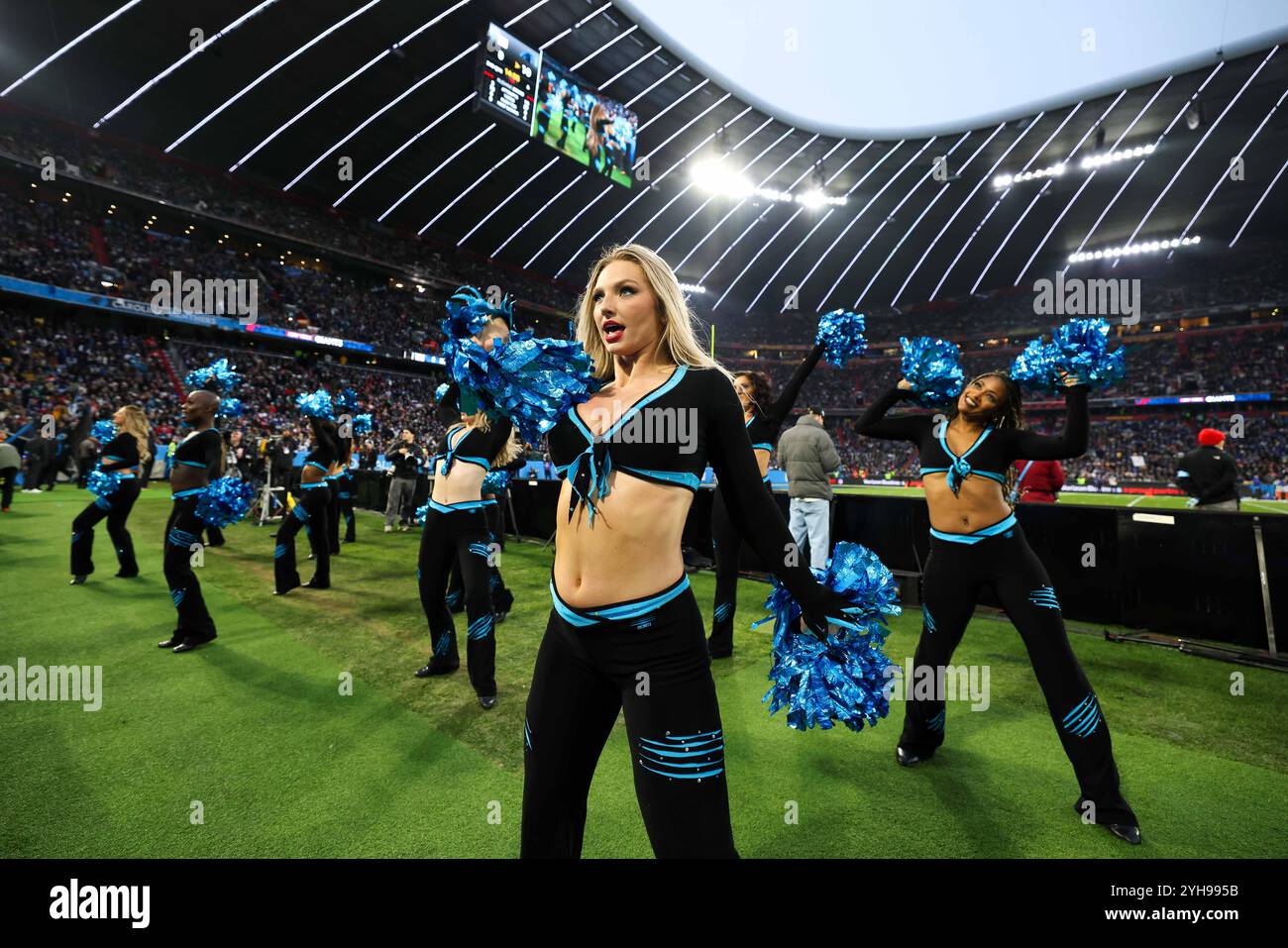München, Deutschland. November 2024. NFL Munich Game New York Giants - Carolina Panthers am 10.11.2024 in der Allianz Arena in München Cheerleader der Carolina Panthers Foto: Revierfoto Credit: ddp Media GmbH/Alamy Live News Credit: ddp Media GmbH/Alamy Live News Stockfoto