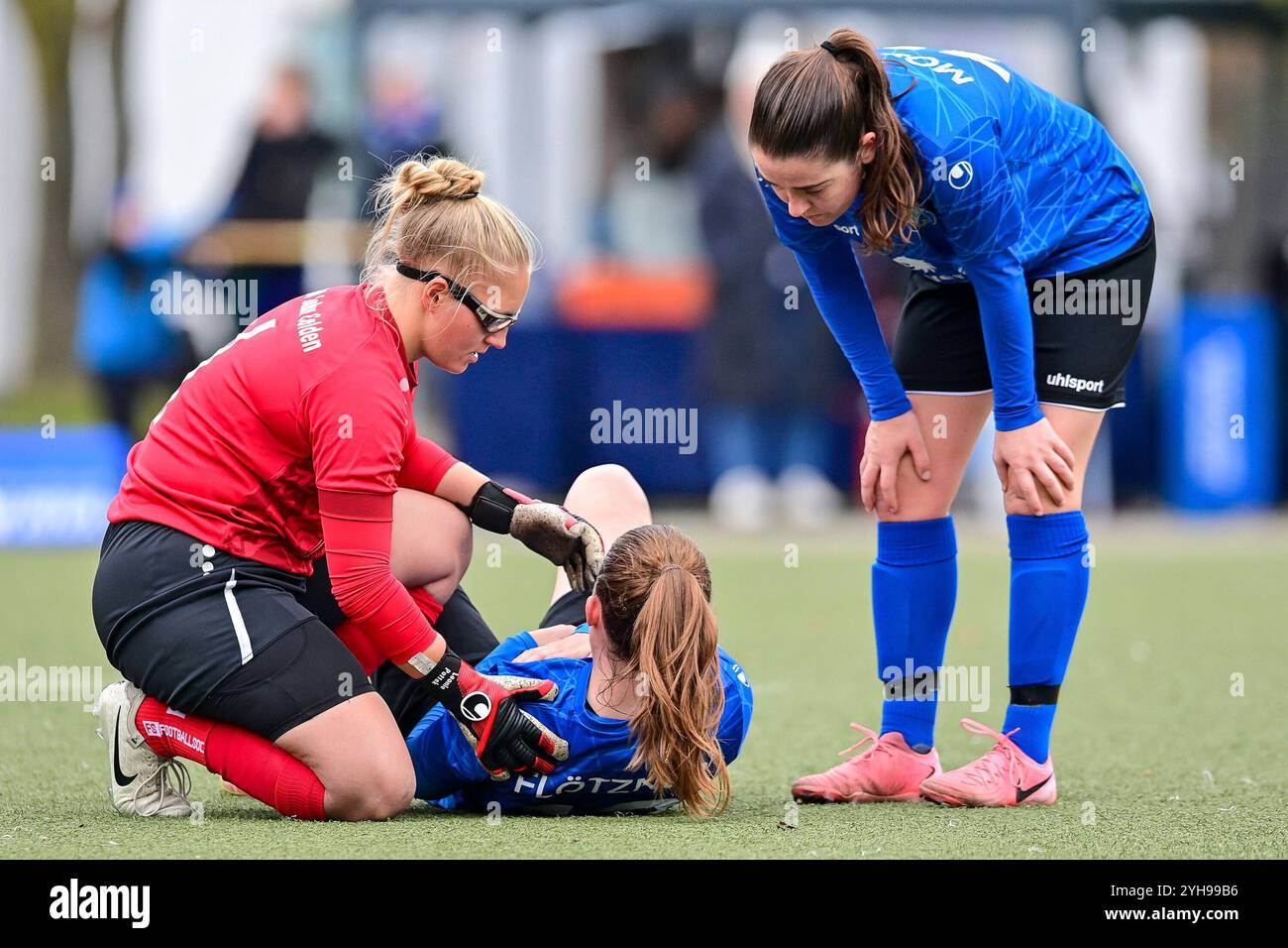 v.li.: Leonie Pottek (Torwart, Jahn Calden, 1) und Andrea Joy Mosher (FFC Wacker, 17) kümmern sich um die verletzt am Boden liegende Lisa Flötzner (FFC Wacker, 13), verletzt, verletzt, verletzt, verletzt, verletzt, verletzt, Sportverletzung, mit Schmerzen nach einem foul, mit Schmerzen versenkt, 10.11.2024, München (Deutschland), Fussball, Frauen Regionalliga Süd, FFC Wacker München - TSV Jahn Calden Stockfoto