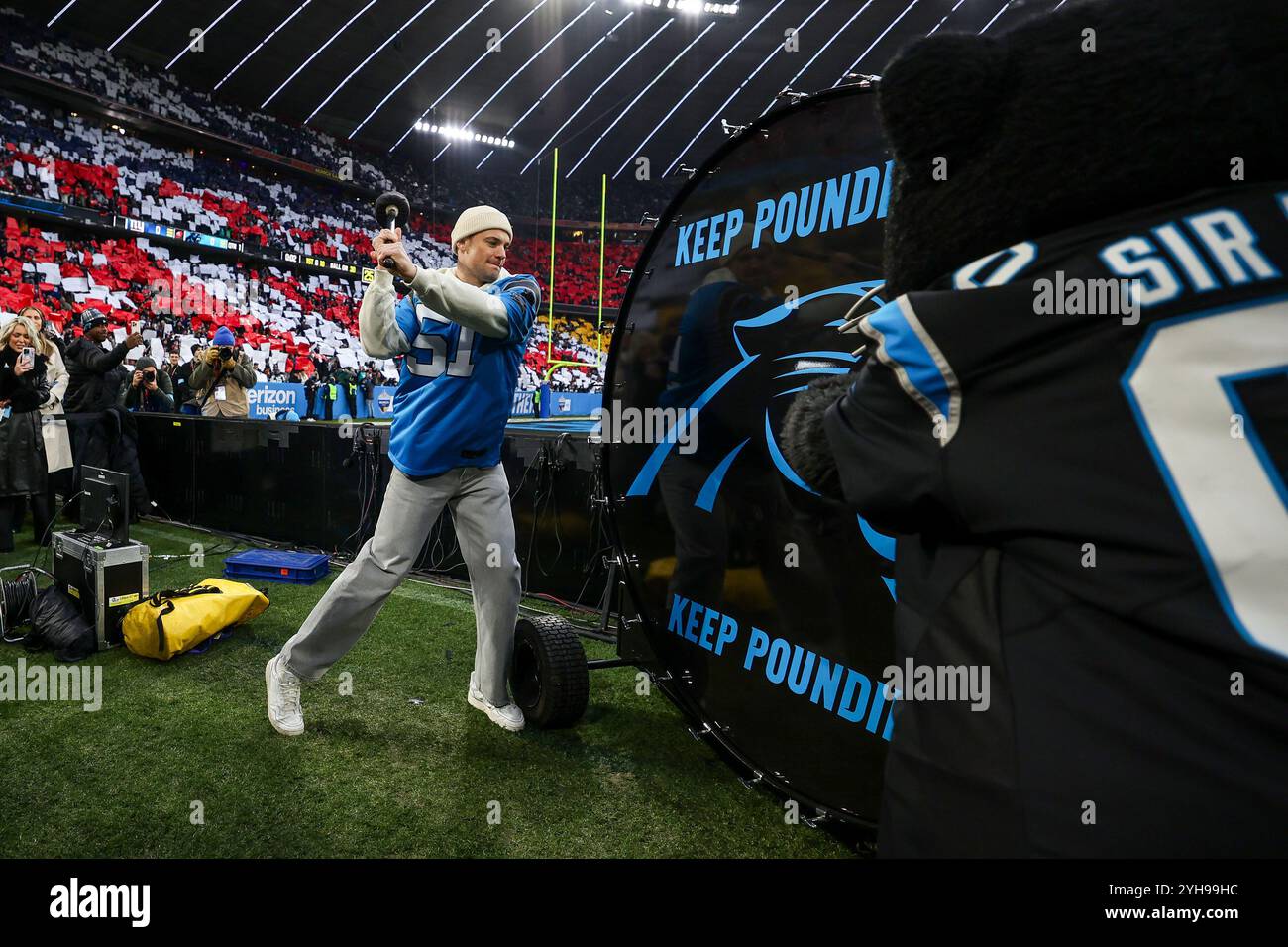 München, Deutschland. November 2024. NFL München Spiel New York Giants - Carolina Panthers am 10.11.2024 in der Allianz Arena in München Manuel neuer ( Muenchen ) Foto: Revierfoto Credit: ddp Media GmbH/Alamy Live News Credit: ddp Media GmbH/Alamy Live News Stockfoto