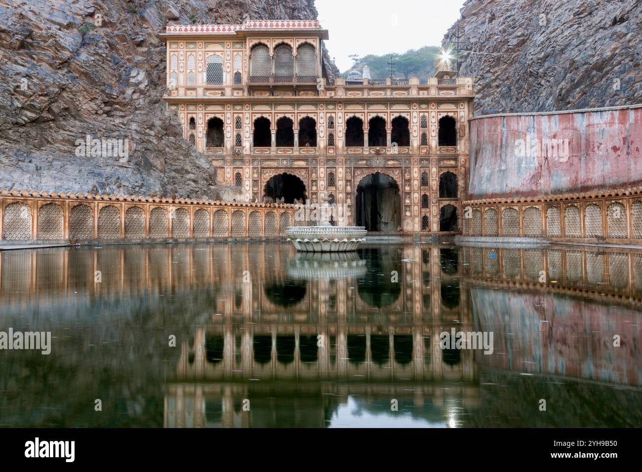 Der Galtaji-Tempel ist der Affentempel in Jaipur im indischen Bundesstaat Rajasthan Stockfoto