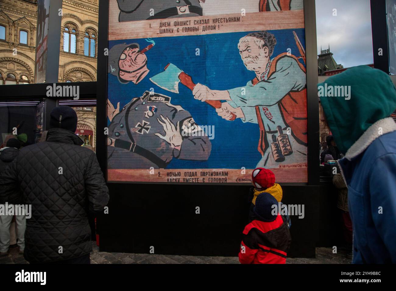 Moskau, Russland. November 2024. Die Menschen sehen sowjetische Militärausrüstung aus dem Zweiten Weltkrieg in einem Freilichtmuseum auf dem Roten Platz, das der Geschichte der Verteidigung Moskaus, Russland, gewidmet ist. Die Ausstellung feiert den 83. Jahrestag der historischen Parade des Roten Platzes am 7. November 1941, als Truppen der Roten Armee an die Front des Zweiten Weltkriegs aufbrachen, um Moskau vor den Nazi-Truppen zu verteidigen Stockfoto