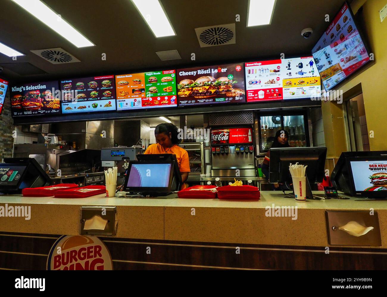 Burger King-Personal wartet auf Gäste Stockfoto
