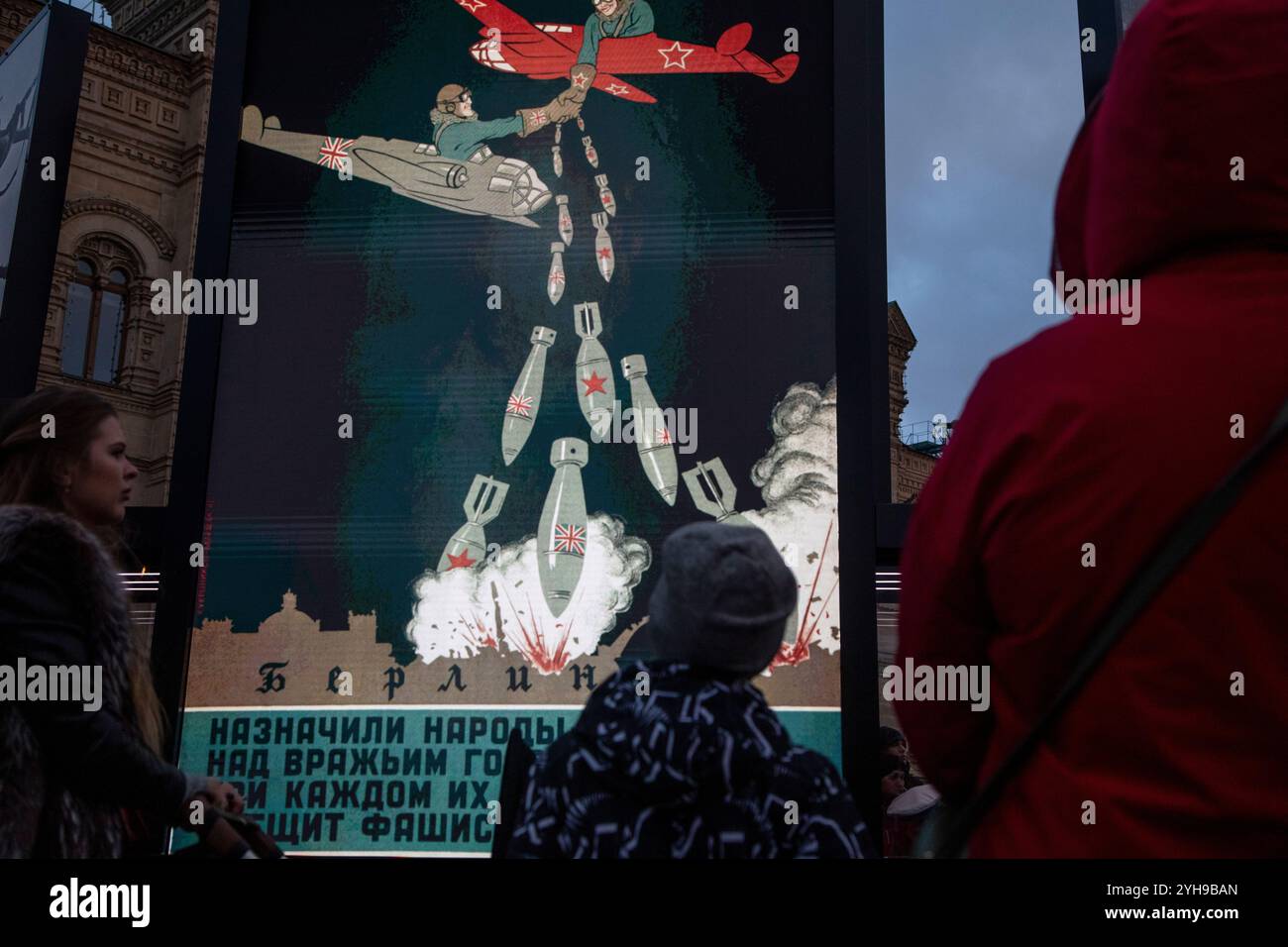 Moskau, Russland. November 2024. Die Menschen sehen sowjetische Militärausrüstung aus dem Zweiten Weltkrieg in einem Freilichtmuseum auf dem Roten Platz, das der Geschichte der Verteidigung Moskaus, Russland, gewidmet ist. Die Ausstellung feiert den 83. Jahrestag der historischen Parade des Roten Platzes am 7. November 1941, als Truppen der Roten Armee an die Front des Zweiten Weltkriegs aufbrachen, um Moskau vor den Nazi-Truppen zu verteidigen Stockfoto