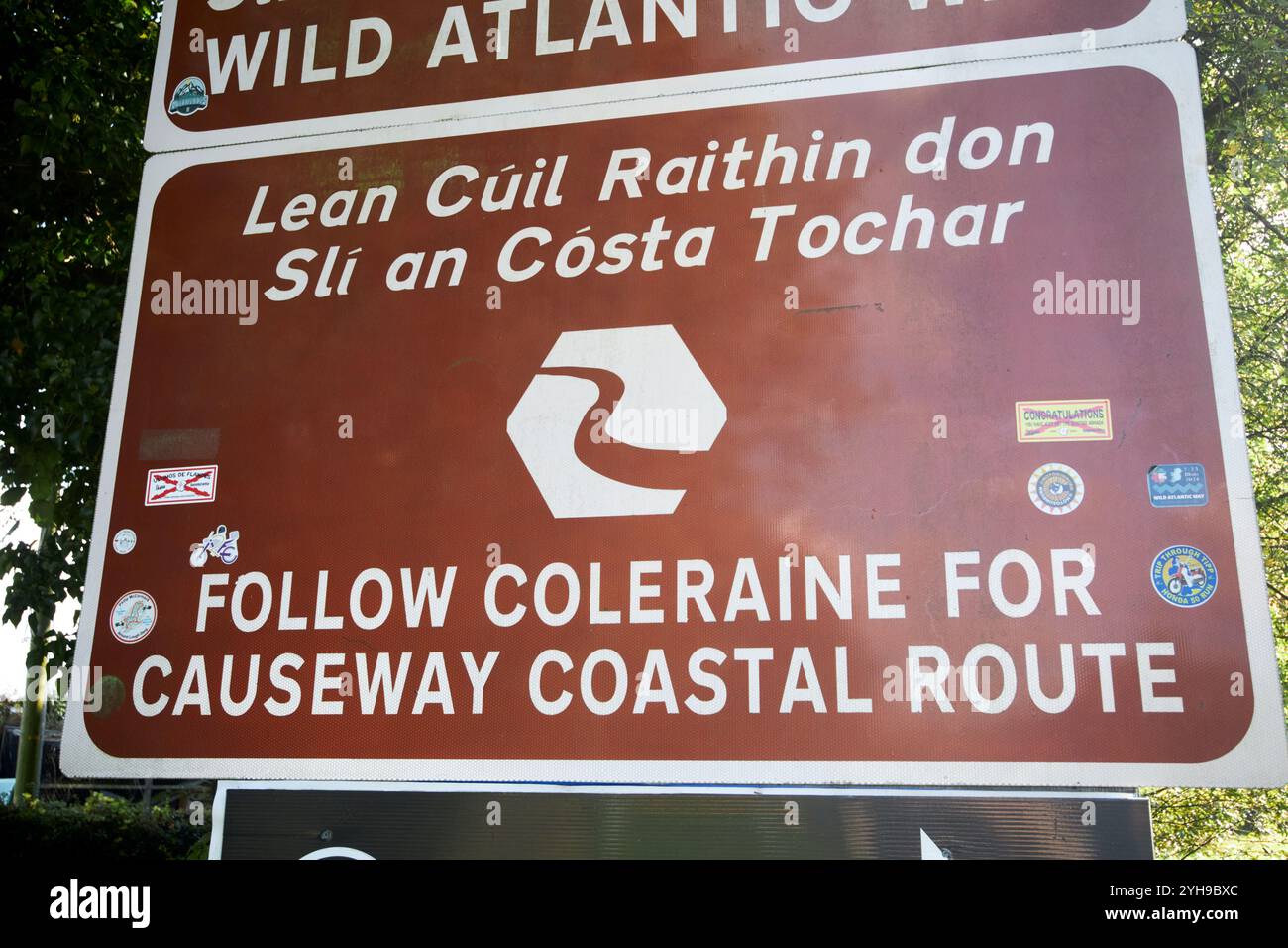 Zweisprachiges Schild für die Küstenroute des nordirischen Damms im County donegal, republik irland Stockfoto
