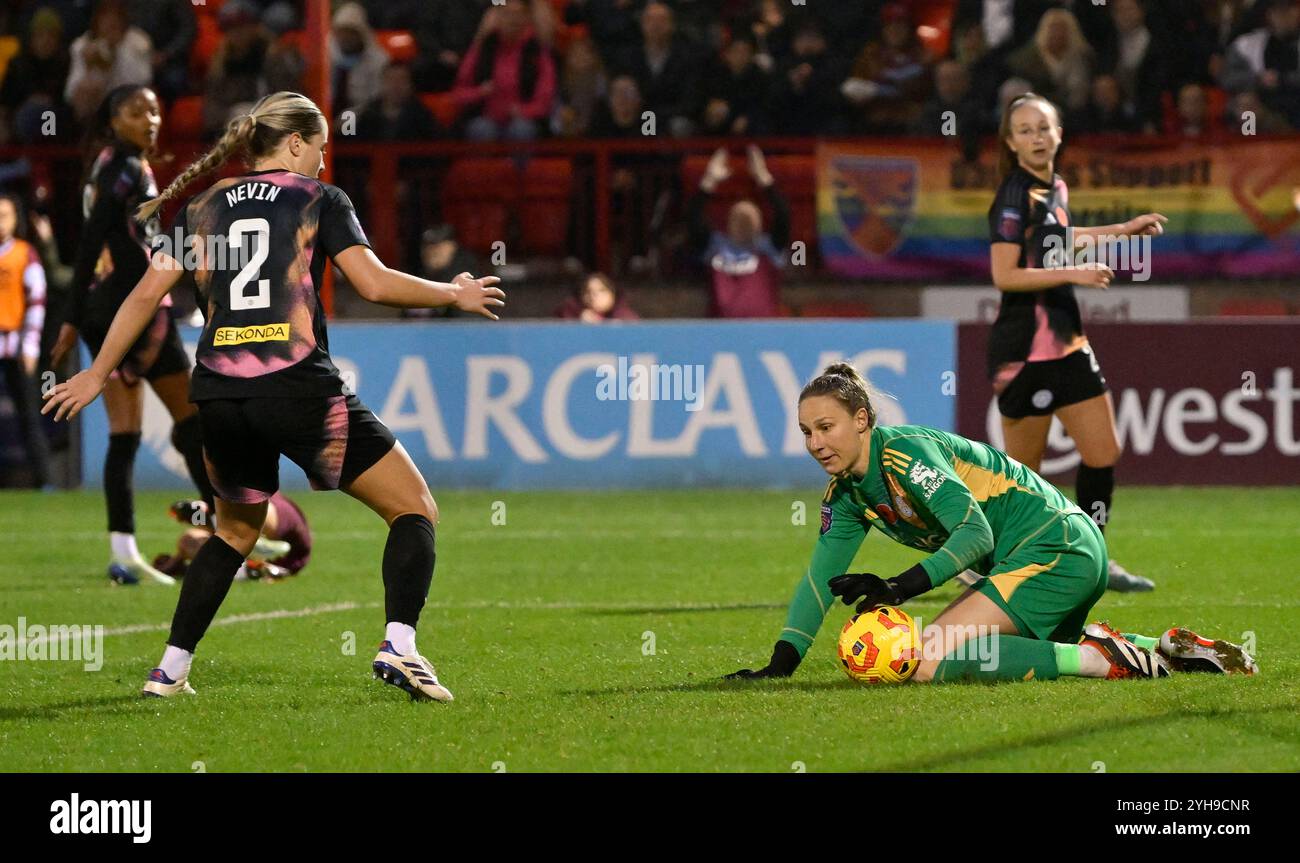 Dagenham, Großbritannien. November 2024. Damen Super League. West Ham V Leicester City. Chigwell Construction Stadium. Dagenham. Janina Leitzig (Leicester City, Torhüterin) spart während des Spiels West Ham V Leicester City Barclays Womens Super League im Chigwell Construction Stadium in Dagenham. Quelle: Sport In Pictures/Alamy Live News Stockfoto