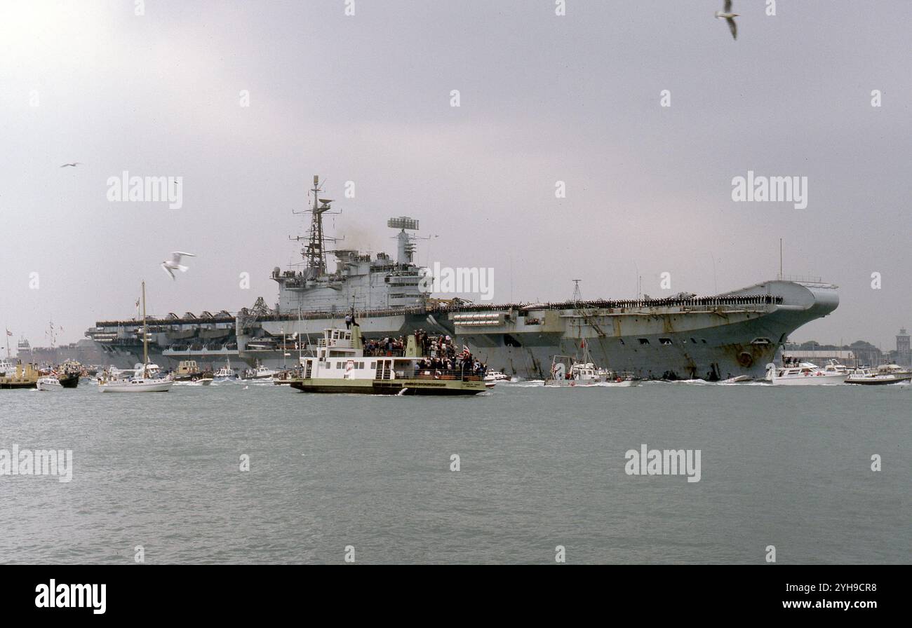 Möwen begrüßen die HMS Hermes aus den Falklands nach Portsmouth Stockfoto