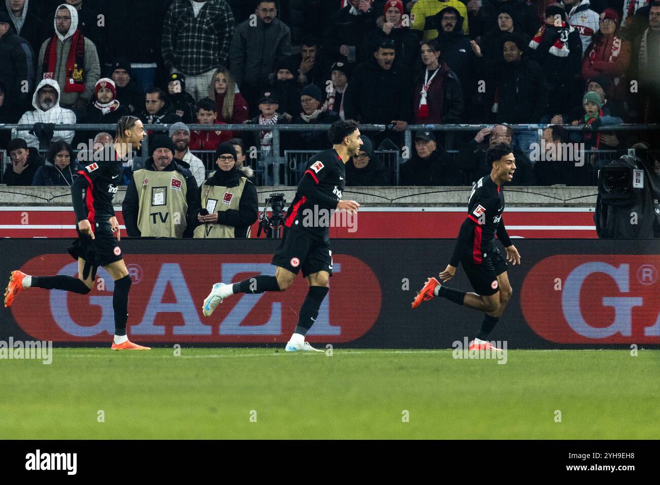 Nathaniel BROWN (Eintracht Frankfurt, #21) erzielt das Tor zum 0:2, jubelt/freut sich mit Omar MARMOUSH (Eintracht Frankfurt, #07) und Hugo EKITIKE (Eintracht Frankfurt, #11), Emotion, Freude, Begeisterung GER, VfB Stuttgart (VFB) vs. Eintracht Frankfurt (SGE), Fussball, Maenner, Herren, 1. Bundesliga, 10. Spieltag, Saison 2024/2025, 10.11.2024 DFL/DFB-VORSCHRIFTEN VERBIETEN JEDE VERWENDUNG VON FOTOGRAFIEN ALS BILDSEQUENZEN UND/ODER QUASI-VIDEO Foto: Eibner-Pressefoto/Oliver Schmidt Stockfoto