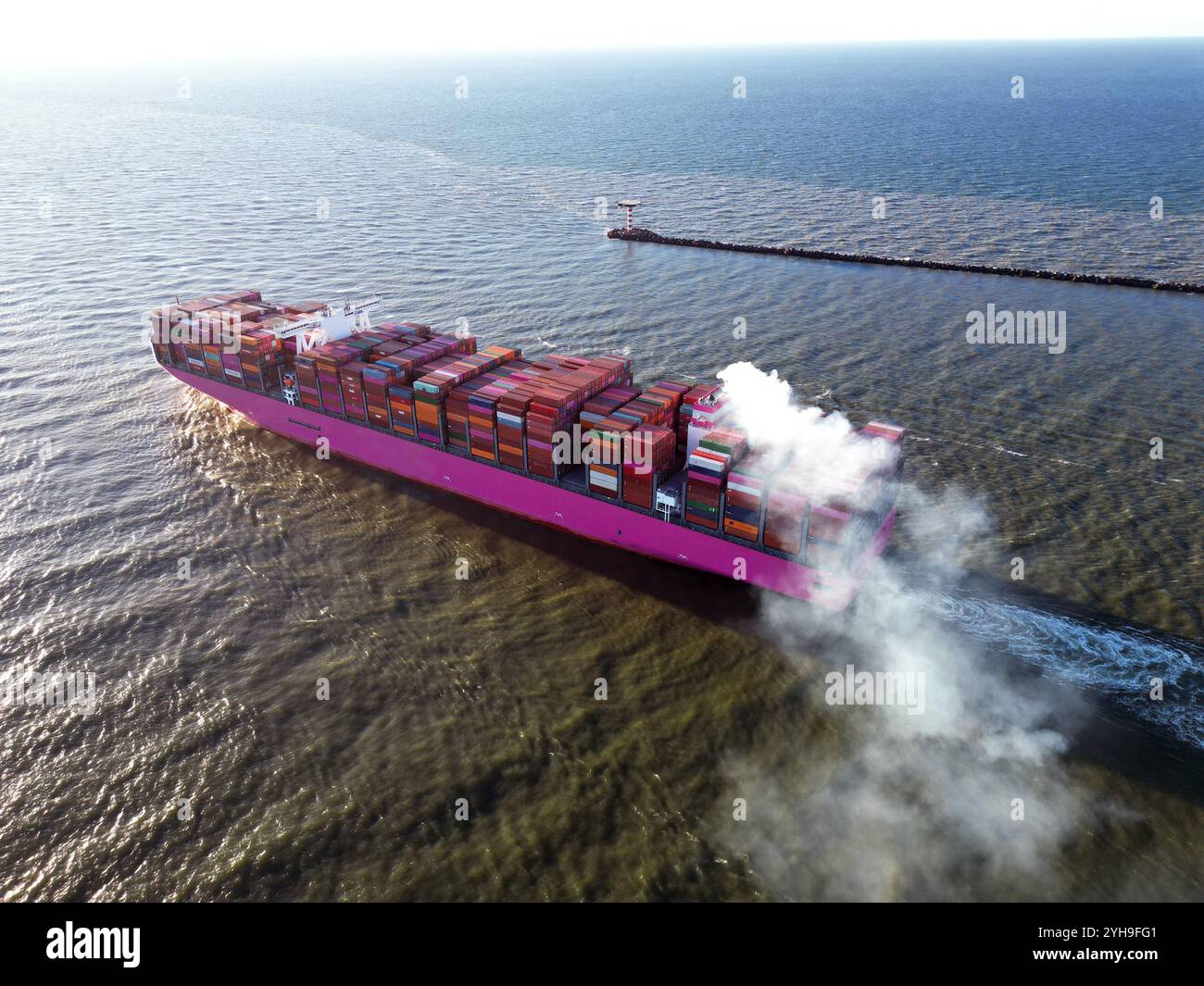 Aus der Vogelperspektive eines großen Containers, der den Hafen von Rotterdam, Niederlande, verlässt Stockfoto