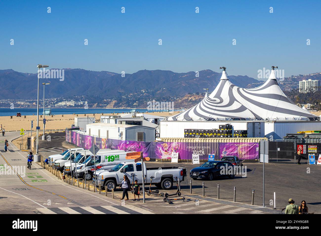 Santa Monica, USA. November 2024. Leute, die an den Zelten des Cirque du Soleil am Santa Monica Beach, Santa Monica, Kalifornien, USA, vorbeifahren. Cirque du Soleil inszeniert „Kooza“ in Santa Monica unter dem Big Top. Quelle: Stu Gray/Alamy Live News. Stockfoto