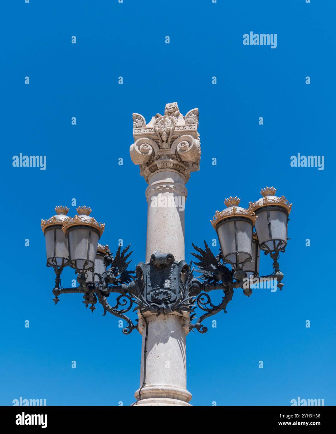 Wunderschöner Lampenträger im Buen Retiro Park in Madrid, Spanien Stockfoto