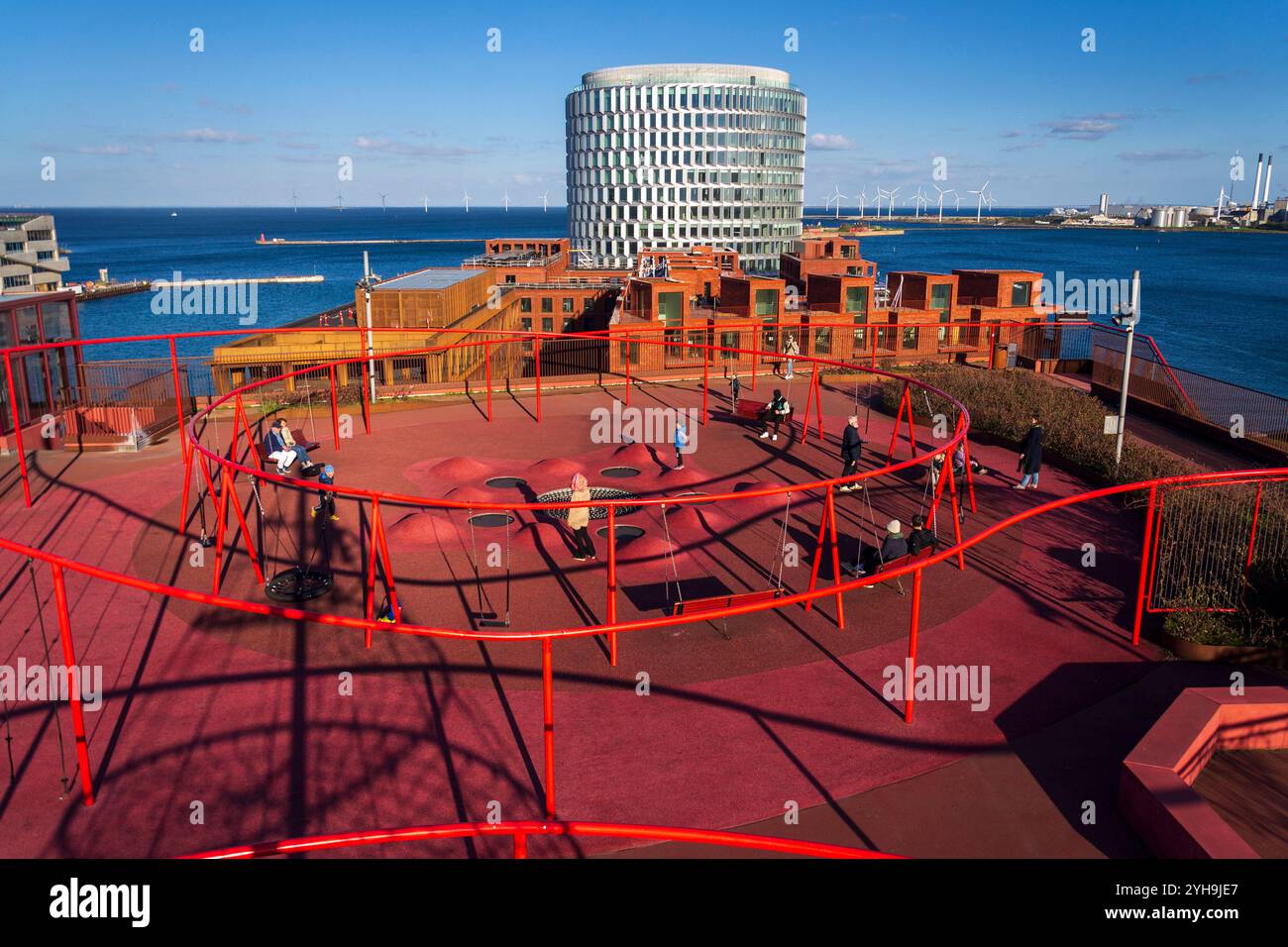 Am 29. April 2023 verbrachten die Einheimischen Zeit auf dem Konditaget Luders, einem Spielplatz auf dem Dach mit Fitnessraum im Freien auf einem Parkplatz über dem Hafen. Stockfoto