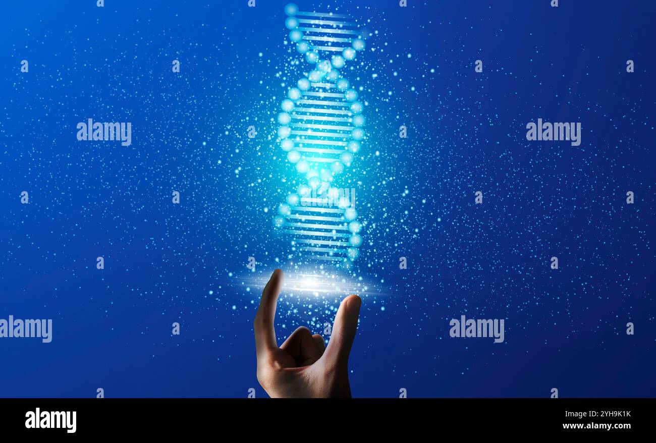 Medizinische Wissenschaft und Biotechnologie. Glühendes DNA-Molekül in männlicher Hand, blauer Hintergrund. Collage Stockfoto