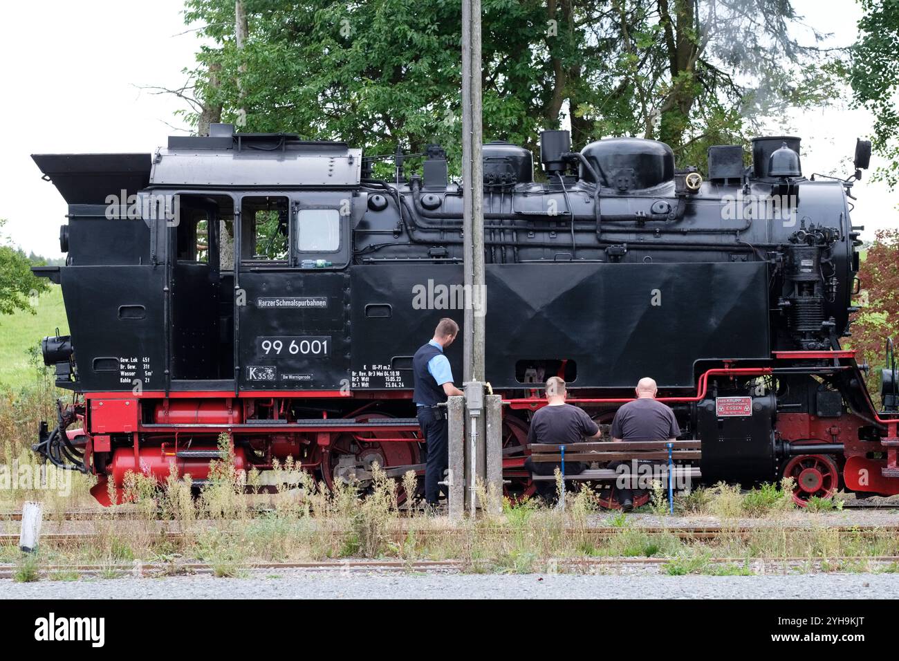 Dampflokomotive 99 6001 (2-6-2) und Zugpersonal warten am Bahnhof Stiege auf den Anschlusszug der Selketalbahn Stockfoto