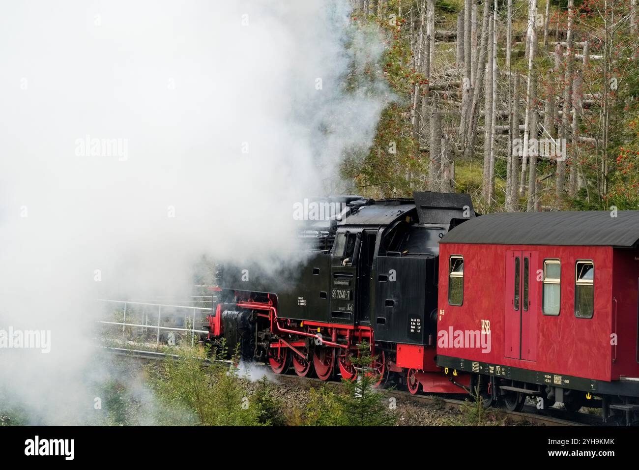 Die Endbesteigung zum Brocken auf der Schmalspurbahn Harzer Schmalspurbahnen (HSB). Die riesige 2-10-2-Panzerlokomotive Nummer 997240-7 ist tak Stockfoto