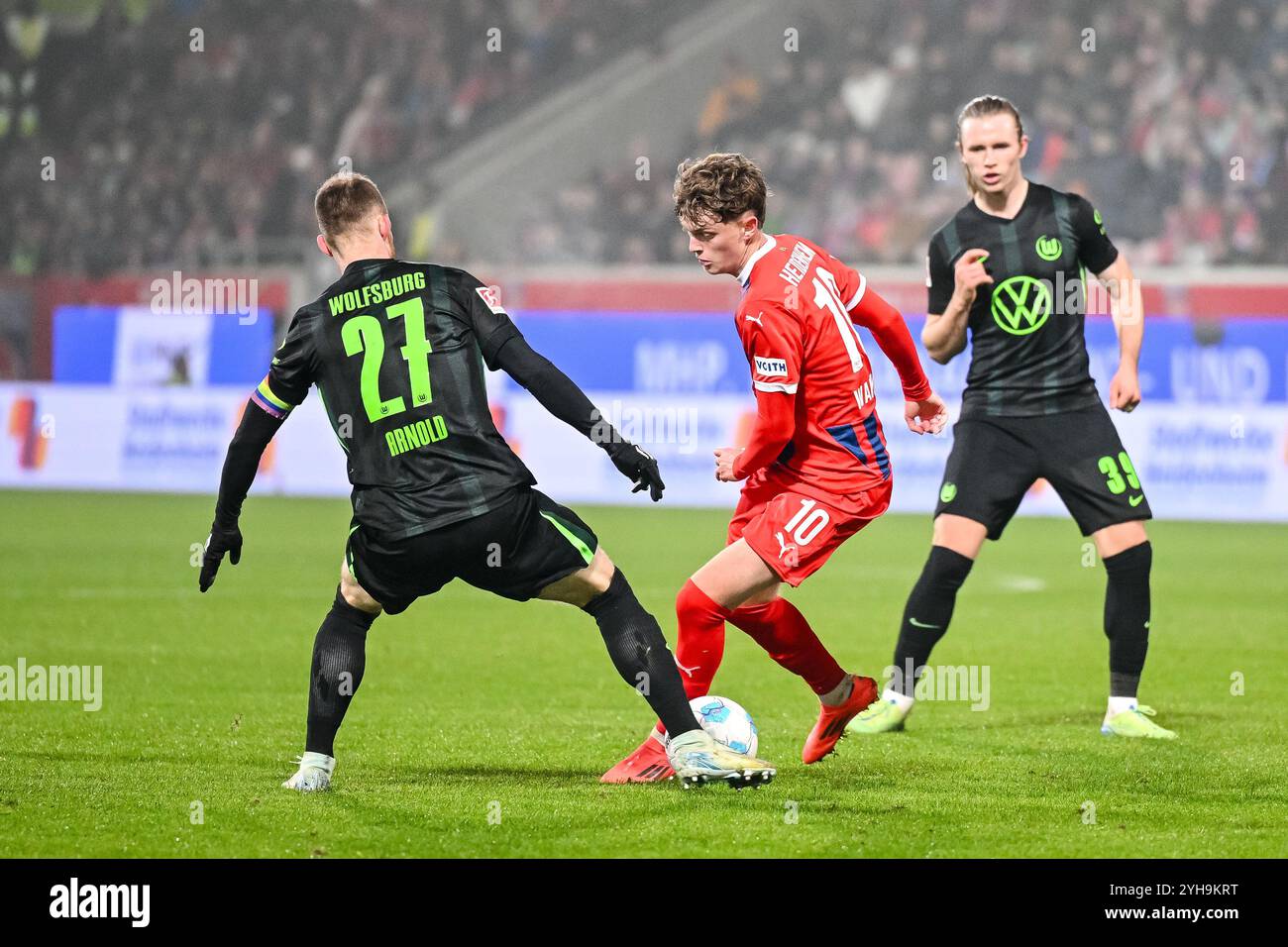 Heidenheim, Deutschland. November 2024. Fußball: Bundesliga, 1. FC Heidenheim - VfL Wolfsburg, Spieltag 10, Voith-Arena. Heidenheims Paul Wanner (Mitte) im Kampf gegen Wolfsburgs Maximilian Arnold (links) und Wolfsburgs Patrick Wimmer (rechts). Hinweis: Harry langer/dpa - WICHTIGER HINWEIS: Gemäß den Vorschriften der DFL Deutschen Fußball-Liga und des DFB Deutschen Fußball-Bundes ist es verboten, im Stadion und/oder des Spiels aufgenommene Fotografien in Form von sequenziellen Bildern und/oder videoähnlichen Fotoserien zu verwenden oder zu verwenden./dpa/Alamy Live News Stockfoto