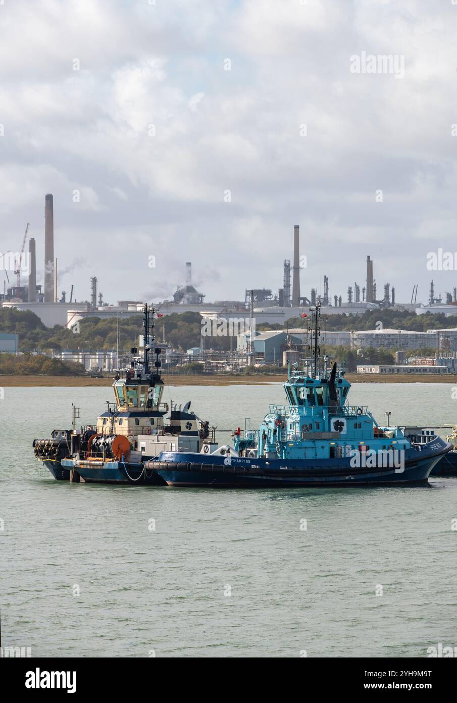 Ostensjo Rederi Schlepper und Southampton Port Authority schleppen an Station am Schiffsterminal der Ölraffinerie Exxon Mobil Fawley, Southampton Docks, Großbritannien Stockfoto