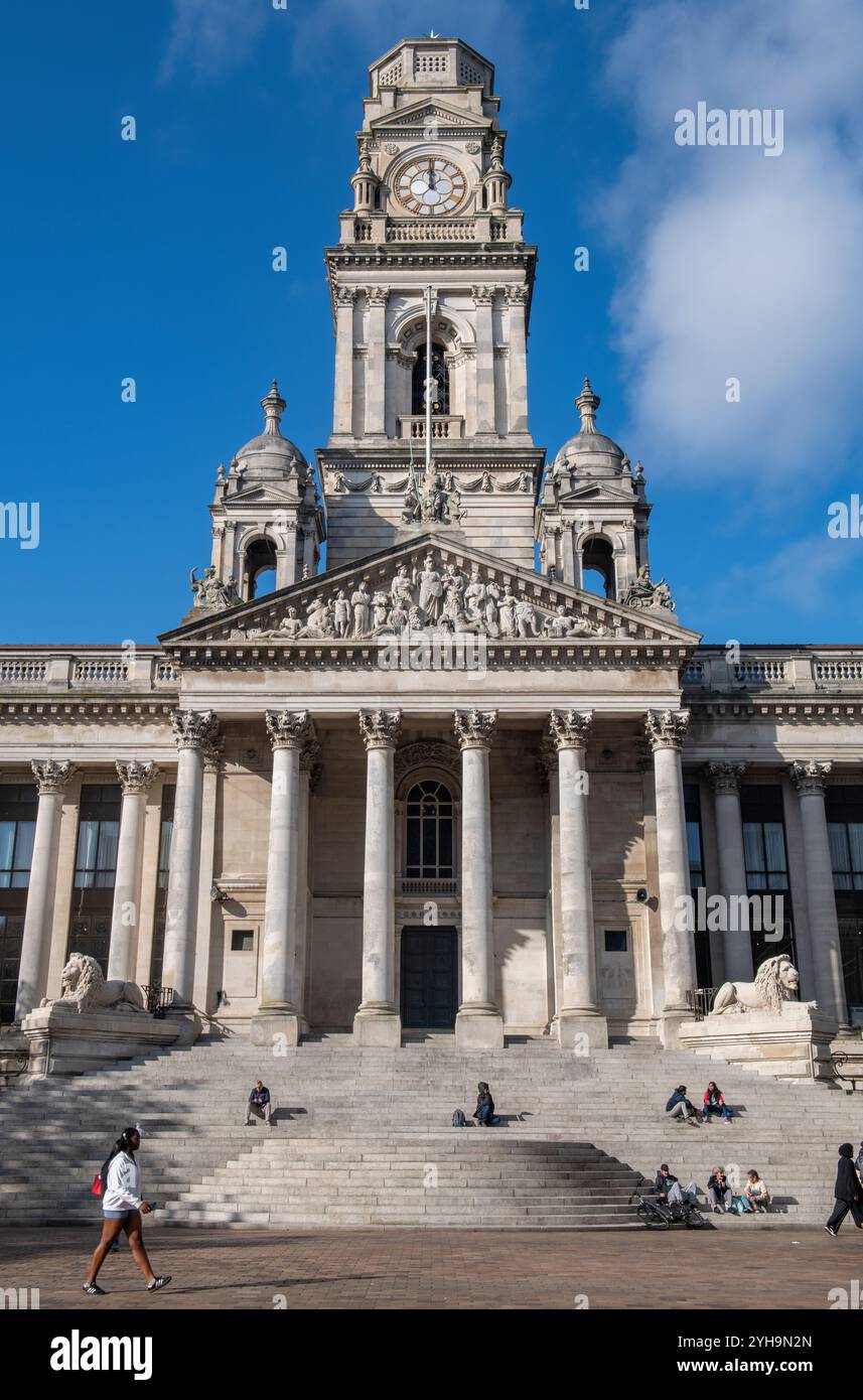 Vorderansicht des historischen Guildhall historischen Gebäudes am Guildhall Square, Portsmouth, Hampshire, Großbritannien, Portsmouth Stadtzentrum Guildhall. Stockfoto