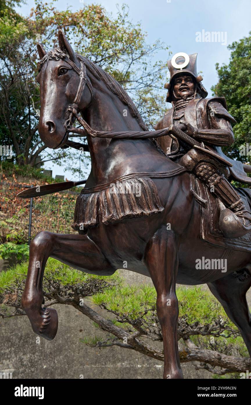 Bronzestatue des feudalen Lord Kato Yoshiaki zu Pferd, der Matsuyama Castle 1602 errichtete. Stockfoto