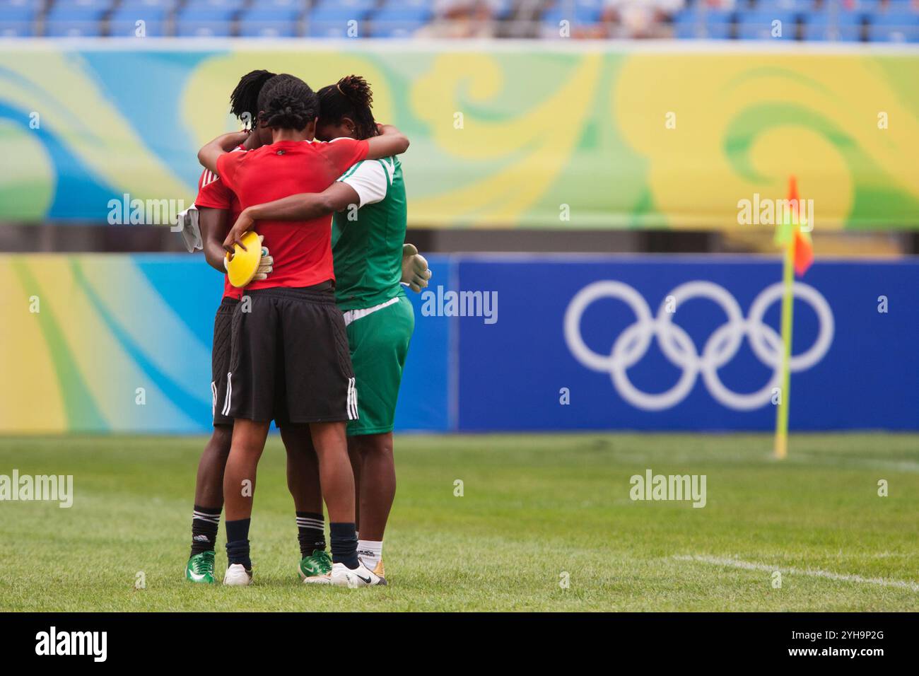 SHENYANG, CHINA - 9. AUGUST: Nigerianische Torhüter nehmen sich während der Aufwärmphase vor dem Spiel gegen Deutschland beim Frauenfußballturnier der Olympischen Spiele in Peking am 9. August 2008 im Shenyang Olympic Sports Center Stadium in Shenyang, China, an. Nur redaktionelle Verwendung. (Foto: Jonathan Paul Larsen / Diadem Images) Stockfoto