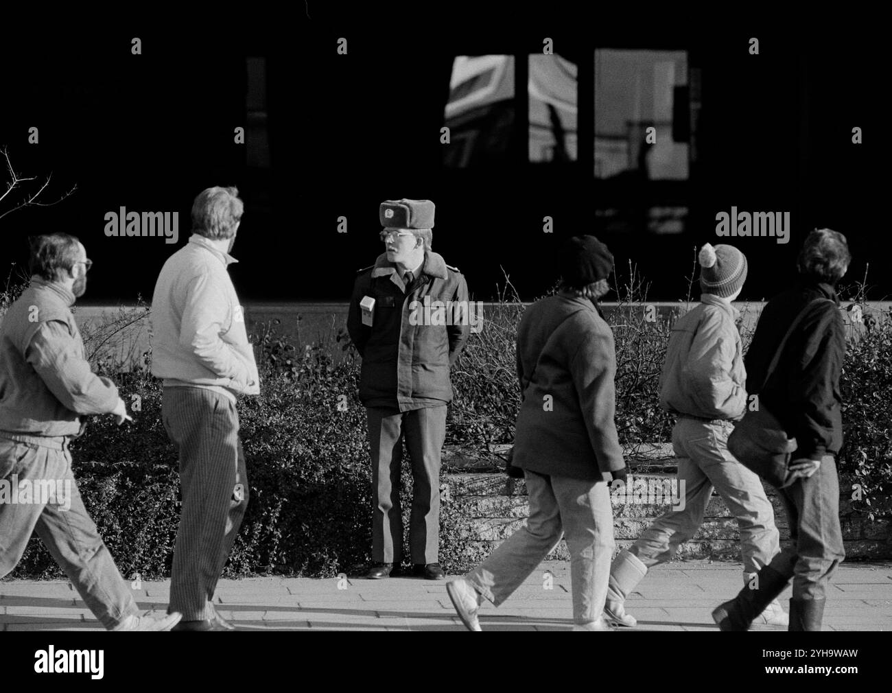 © John Angerson. November 1989: Ostberliner strömen nach West-Berlin, passieren das berühmte Brandenburger Tor, werden mit Anfeuerungen, Umarmungen und dem historischen Begrüßungsgeld begrüßt. Fröhliche Menschenmassen feiern die neu entdeckte Freiheit, wenn die Berliner Mauer fällt und das Ende der Jahrzehnte der Teilung markiert.“ Stockfoto