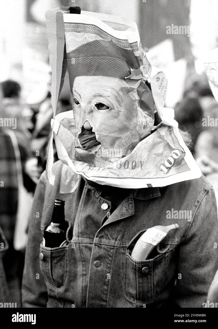 © John Angerson. November 1989: Ostberliner strömen nach West-Berlin, passieren das berühmte Brandenburger Tor, werden mit Anfeuerungen, Umarmungen und dem historischen Begrüßungsgeld begrüßt. Fröhliche Menschenmassen feiern die neu entdeckte Freiheit, wenn die Berliner Mauer fällt und das Ende der Jahrzehnte der Teilung markiert.“ Stockfoto