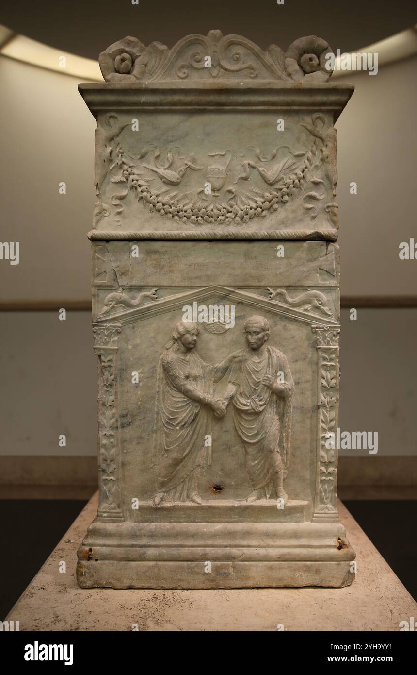 Bestattungsaltar. Marmor. Römische Kuopelverbinder (Dextrarum iunctio). Sie, in der Stola und palla, er in der Toga. 40-50 CE Rom. Claudian Ära. National Stockfoto