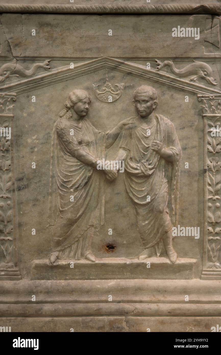 Bestattungsaltar. Marmor. Römische Kuopelverbinder (Dextrarum iunctio). Sie, in der Stola und palla, er in der Toga. 40-50 CE Rom. Claudian Ära. National Stockfoto