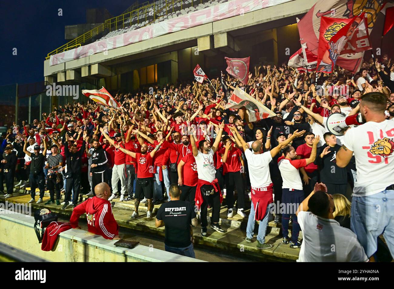 Salerno, Italien. November 2024. Anhänger des SSC Bari während des Spiels der Serie B zwischen den USA Salernitana und SSC Bari im Stadio Arechi, Salerno, Italien am 10. November 2024. Quelle: Nicola Ianuale/Alamy Live News Stockfoto