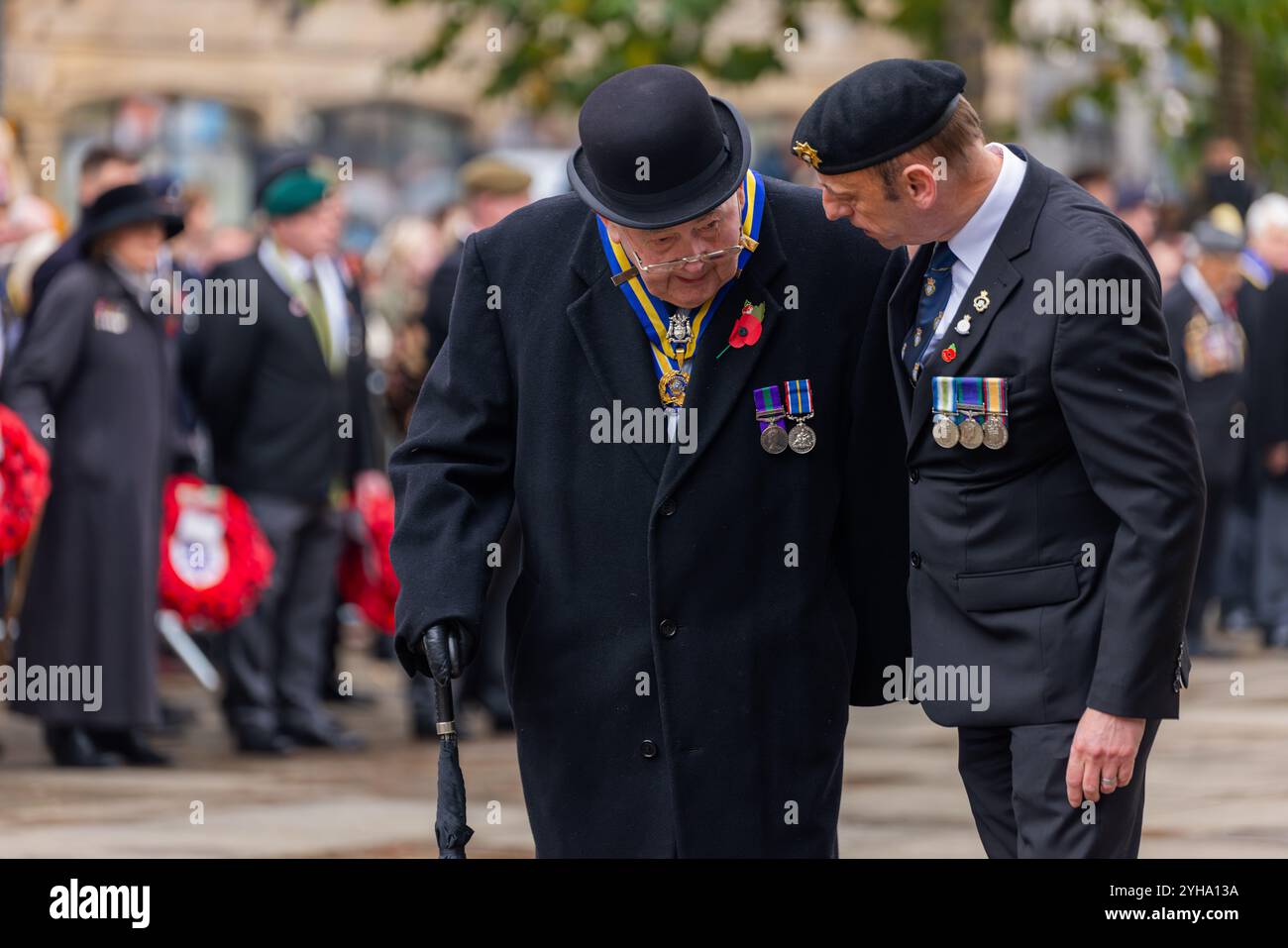 Leeds, Großbritannien. NOVEMBER 2024. Ehrenrat WS Hyde, Präsident der Leeds-Gruppe, Royal British Legion, als Tausende sich auf den Straßen versammelten, um am Gedenksonntag ihren Respekt zu erweisen. Im Leeds war Memorial feierten verschiedene Regimenter und ihre Repräsentanten ihre Anerkennung in einer Kranzniederlegung, hielten die zweiminütige Stille ein und sangen die Nationalhymne, während die Ereignisse im ganzen Land stattfanden. Credit Milo Chandler/Alamy Live News Stockfoto