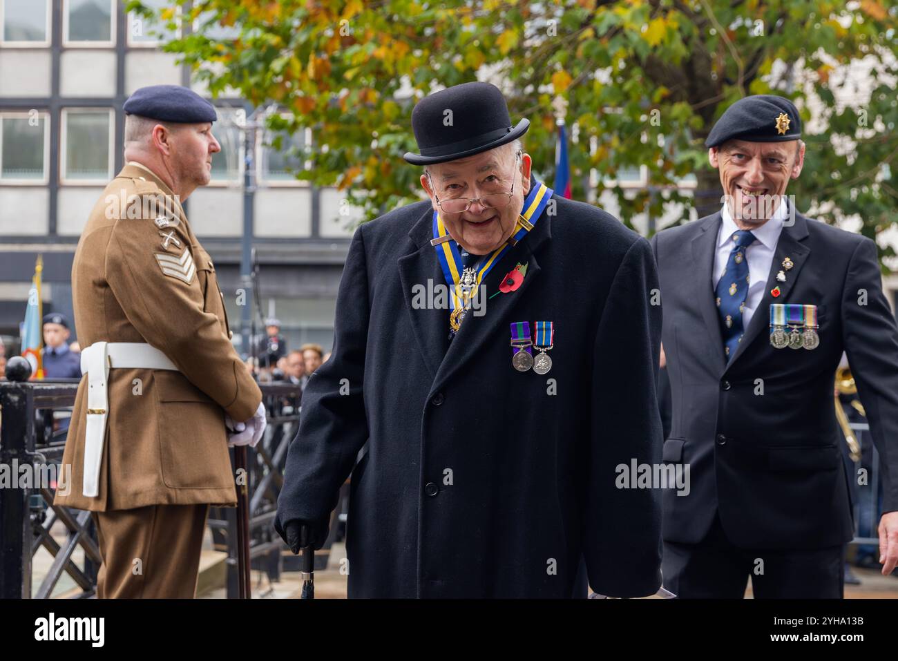 Leeds, Großbritannien. NOVEMBER 2024. Ehrenrat WS Hyde, Präsident der Leeds-Gruppe, Royal British Legion, als Tausende sich auf den Straßen versammelten, um am Gedenksonntag ihren Respekt zu erweisen. Im Leeds war Memorial feierten verschiedene Regimenter und ihre Repräsentanten ihre Anerkennung in einer Kranzniederlegung, hielten die zweiminütige Stille ein und sangen die Nationalhymne, während die Ereignisse im ganzen Land stattfanden. Credit Milo Chandler/Alamy Live News Stockfoto