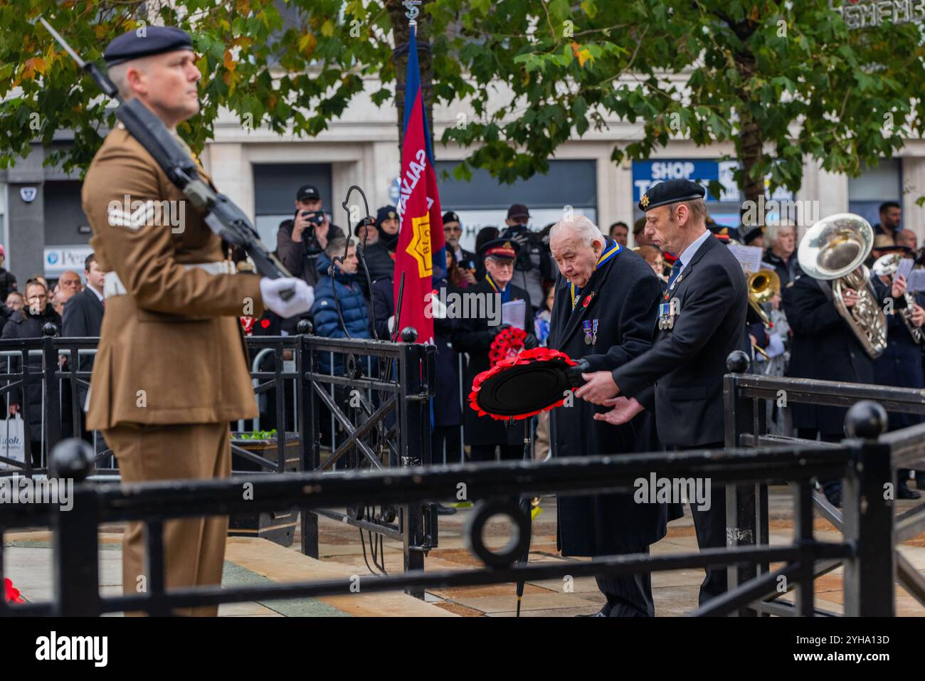 Leeds, Großbritannien. NOVEMBER 2024. Der ehrenamtliche Stadtrat WS Hyde, Präsident der Leeds-Gruppe, Royal British Legion, platziert einen Kranz, als Tausende sich auf den Straßen versammelten, um am Gedenksonntag ihren Respekt zu erweisen. Im Leeds war Memorial feierten verschiedene Regimenter und ihre Repräsentanten ihre Anerkennung in einer Kranzniederlegung, hielten die zweiminütige Stille ein und sangen die Nationalhymne, während die Ereignisse im ganzen Land stattfanden. Credit Milo Chandler/Alamy Live News Stockfoto