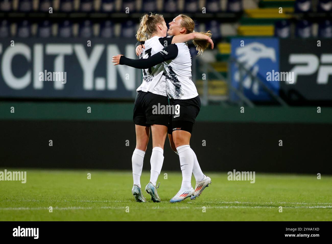 SITTARD, NIEDERLANDE - 10. NOVEMBER: Ilvy Zijp von AZ Alkmaar feiert ihr Tor mit Djoeke de Ridder von AZ Alkmaar während des Azerion Vrouwen Eredivisie Matches zwischen Fortuna Sittard und AZ Alkmaar im Fortuna Sittard Stadion am 10. November 2024 in Sittard, Niederlande (Foto von Orange Pictures/Orange Pictures) Credit: Orange Pics BV/Alamy Live News Stockfoto