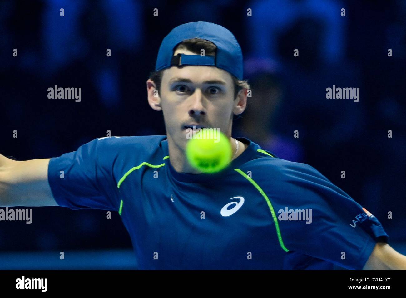 Turin, Italien - 10. November: Alex de Minaur aus Australien im Kampf gegen Jannik Sinner aus Italien während des Nitto ATP Finals-Matches der Männer-Single am ersten Tag des Nitto ATP Finals in der Inalpi Arena in Turin, Italien. Quelle: Best Images/Alamy Live News Stockfoto