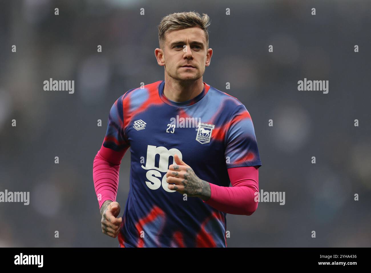 London, Großbritannien. November 2024. Der Mittelfeldspieler Sam Szmodics aus Ipswich Town wärmt sich am 10. November 2024 beim Spiel Tottenham Hotspur FC gegen Ipswich Town FC English Premier League im Tottenham Hotspur Stadium, London, England, Großbritannien auf. Credit: Every Second Media/Alamy Live News Stockfoto